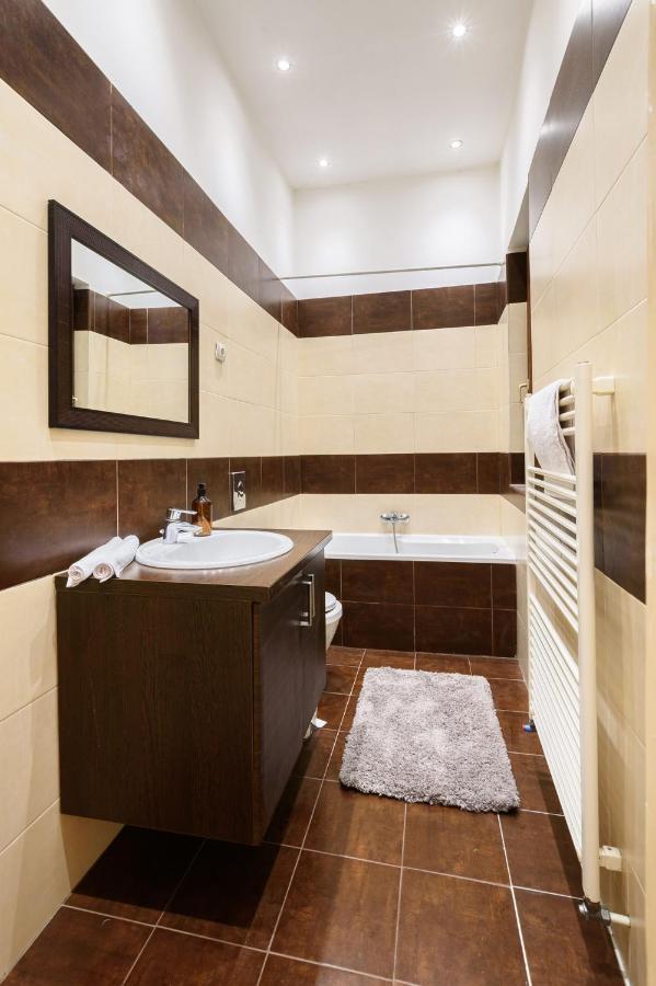Spacious & Serene Downtown Home With Free Parking Budapest Extérieur photo